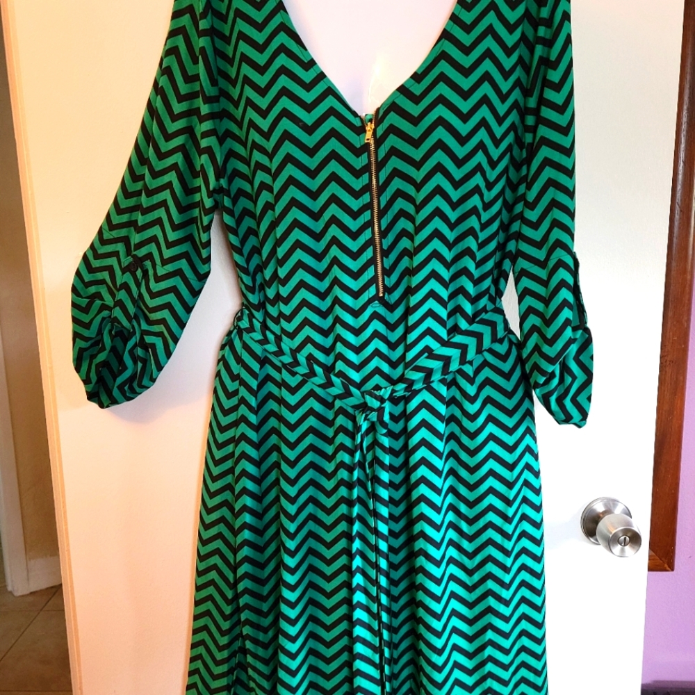 Tacera green/blk 3/4 sleeve dress polyester spandex, zipper front V neck sz PL